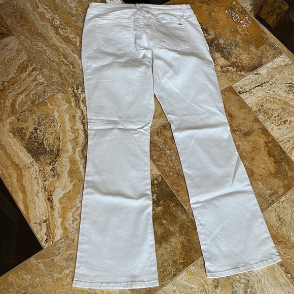 Special A NWT no flaws bright white denim with light ripping - Picture 5 of 12